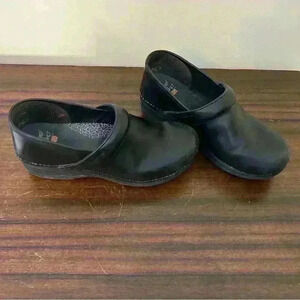 Dansko Professional XP 2.0 Black Leather Clogs